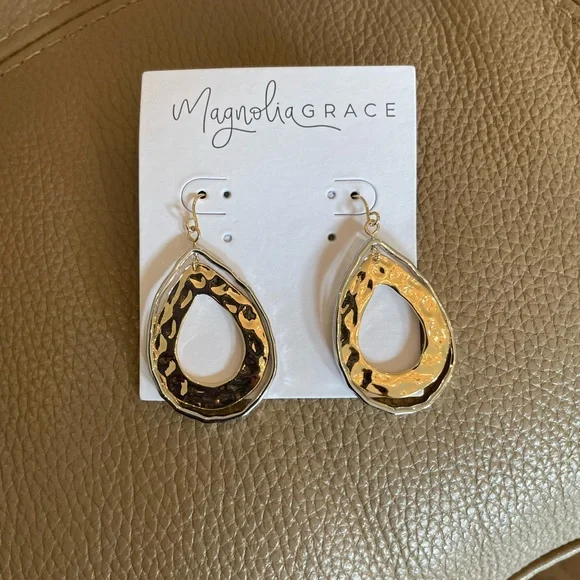 Magnolia Grace earrings. - Picture 3 of 3